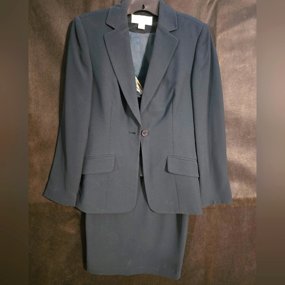 Like new 100% silk 4 piece Petite Sophisticate dark green suit. - Picture 1 of 13